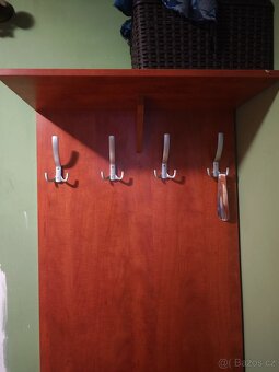 Šatní skříň a předsíňový věšák - 5