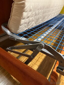 Rozkládací dvoumístná pohovka s matrací - 5