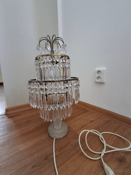 KŘIŠŤÁLOVÝ LUSTR A POKOJOVÁ LAMPA. - 5