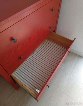 KOMODA IKEA HEMNES ČERNO ČERVENÁ - 5
