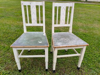 Starě bílé celodřevěné židle - 5