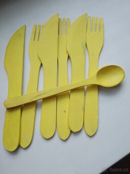 HRAČKA DŘEVĚNÁ KUCHYŇKA A DŘEV. NÁDOBÍ, ŽEHLIČKA, SOLNIČKY - 5