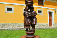 Podlahová stojací lampa s vyřezávanými figurkami - 5