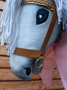 Hobby Horse stínovaný bělouš Jurášek se závojem od Popelky - 5