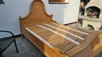 Masivní dřevěná postel s roštem. - 5