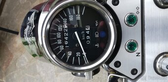 Suzuki VZ800 Marauder - 5