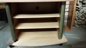 TV stolek se skleněnými dvířky na kolečkách - 5