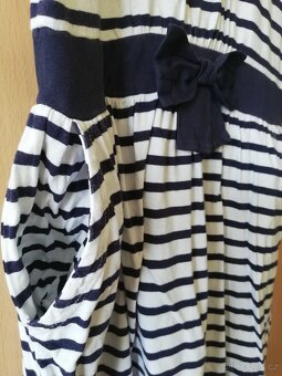 Dívčí letní námořnické modrobílé pruhované šaty s glitry - 5