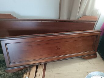 Komoda, postel, stůl - 5