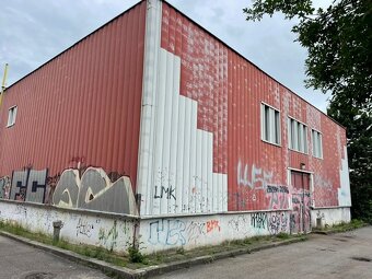 Pronájem haly cca 810m2 včetně kanceláří u metra Hůrka Praha - 5