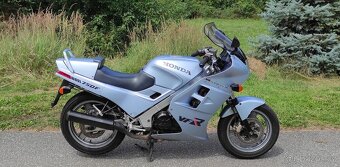 Honda VFR 750 F RC24 - 5