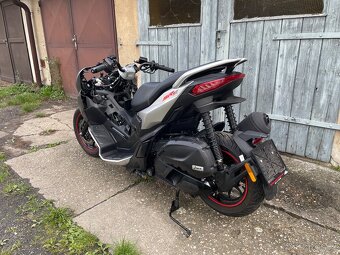 Dily Aprilia SR GT 125 - 5