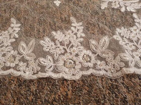 Svatební závoj s krajkou a korálky - 5