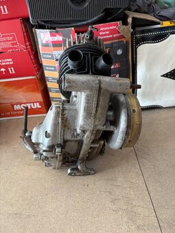 Motor s karburaci CZ - 5