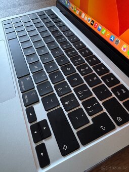 Prodám Macbook Air M2 13,6 palce a Magic Mouse + ochranný kr - 5