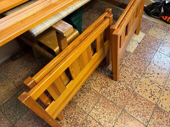 Dvě postele s rošty a matracemi - 5