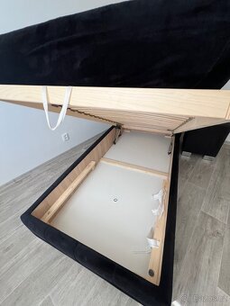 Čalouněná postel s knoflíkovým tuftovaným čelem + box - 5