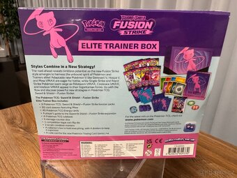 Pokemon ETB Fusion strike včetně akrylu na ochranu - 5