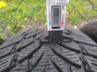Prodám zánovní zimní pneu Nokian 235/50/19 - 5