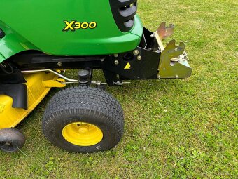Zahradní traktor John Deere + příslušenství - 5