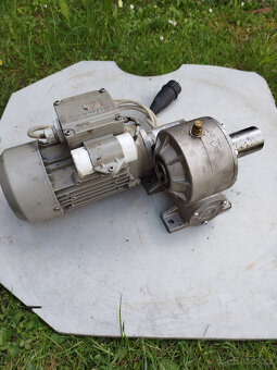 motor s dvojitou převodovkou - 5