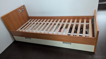 Dětský pokoj nábytek - postel, skříně, stůl - 5