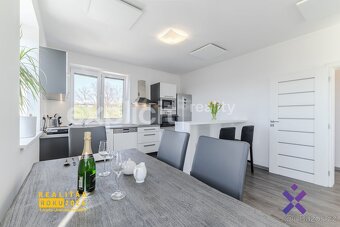 Prodej bytu 2+kk 65 m2 s vlastní zahradou 126 m2 a dvěmi stá - 5