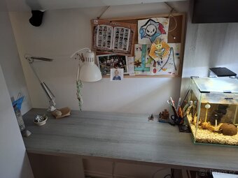 Postel vyvýšená se skříní a stolem - 5