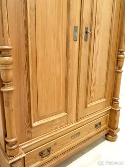 Krásná sloupová šatní skříň - 5