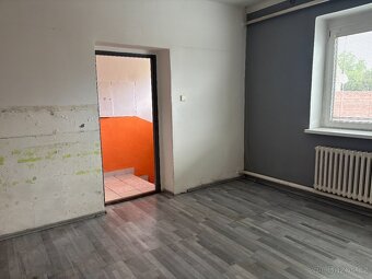 🏡 Prodej dvou rodinných domů s dvorkem a garážemi – Skočice - 5