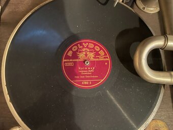 Starý gramofon na kliku - 5