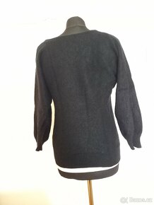 Černý vlněný svetr s mašlí - 5