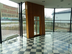 Prosklená prodejna se skladem v Kolíně - 5