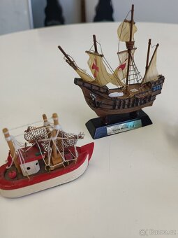 Balíček malých dekorací a suvenýrů - lodě, delfíni, figurka - 5