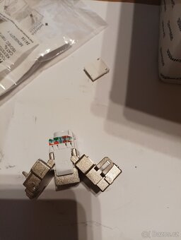 Prodám keystony RJ45 Schrack samozařezavaci stíněné 300ks - 5