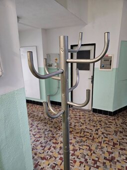 Prodám věšák na oblečení - ODVEZU - 5