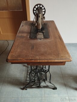 Historický šlapací šicí stroj Veritas - 5
