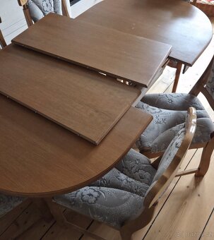 Dřevěný rozkládací stůl, 6 židlí. - 5
