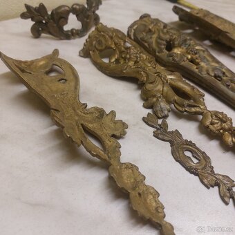 Staré mosazné ozdoby na skříň. - 5