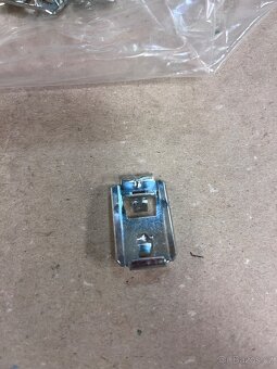 Fiat 850, 125 úchyty prahových lišt - 5