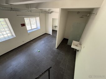 Výrobní nebo skladovací prostory k pronájmu v přízemí haly v - 5