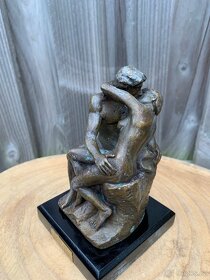 Krásná malá bronzová socha realizované sochy „Le Baiser“ - 5