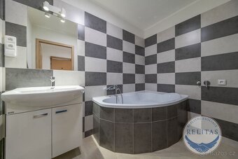 Pronájem bytu 2+1 po rekonstrukci s lodžií, 52 m², Praha 12  - 5