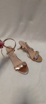 Dámské zlaté páskové sandály na podpatku, vel. 42 - 5