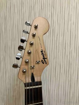 Elektrická kytara s bohatým příslušenstvím - 5