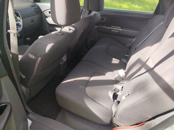 Kia Carens 2.0 - 5