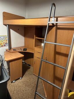 Poschodovoá posteľ s písacím stolom a skrinkou. - 5