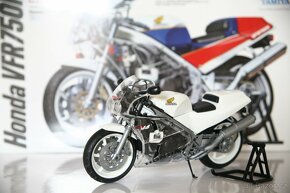 Silniční motocykly Honda TAMIYA (1:12) - 5