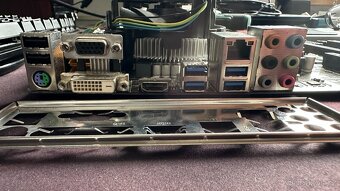 GIGABYTE GA-H97-D3H + i3-4330 (2C/4T) - 5