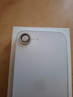 Zánovní iPhone 16e 128 GB bílý + příslušenství - 5